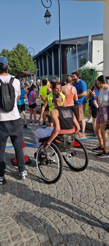 Axel Broutin à un événement de course, portant le maillot de l'association